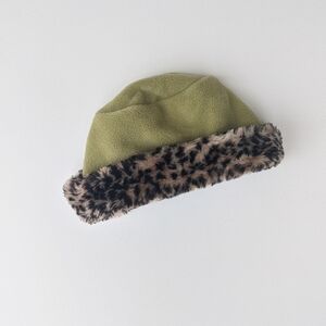 Vintage 90s Janska green beanie with faux leopard fur trim